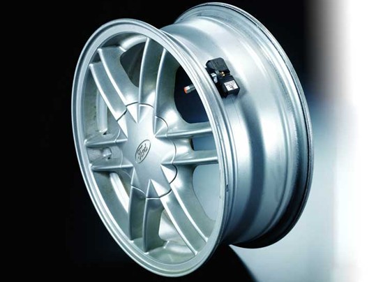 紐曼引入TPMS技術 國內(nèi)首款帶無線胎壓監(jiān)測的DVD影音導